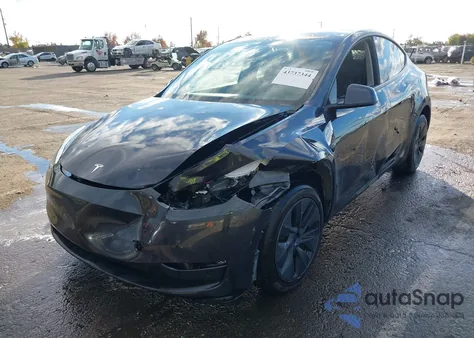 2024 Tesla Model Y Long Range Dual Motor All-Wheel Drive z USA, uszkodzony, nr VIN 7SAYGDEE7RF112936